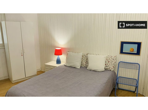 Room for rent in 2-bedroom apartment in Ríos Rosas, Madrid - Na prenájom