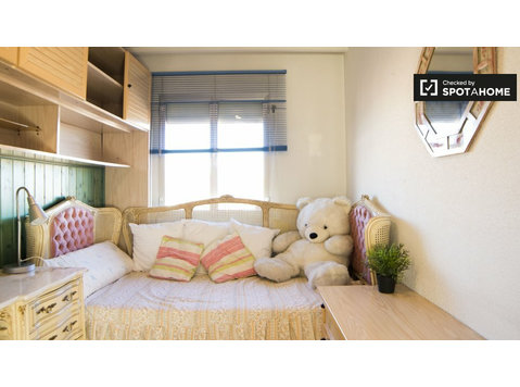 Room for rent in 2-bedroom apartment in San Isidro - Za iznajmljivanje