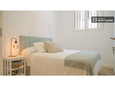 Room for rent in 2-bedroom apartment in Tetuán, Madrid - Kiadó