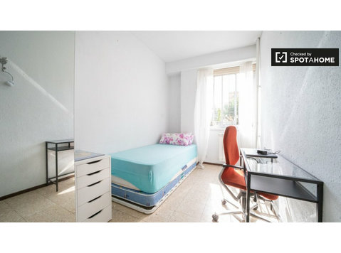 Tetuán, Madrid'de 2 yatak odalı daire içinde kira odası - Kiralık