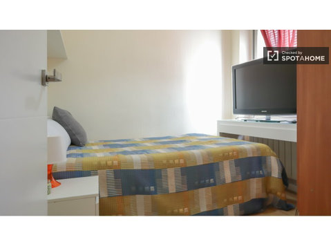 Abrantes, Madrid'de 3 yatak odalı dairede kiralık oda - Kiralık