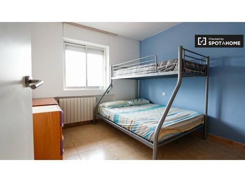 Room for rent in 3-bedroom apartment in Alcala de Henares - Na prenájom