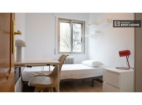 Aluga-se quarto em apartamento de 3 quartos em Alcorcón,… - Aluguel