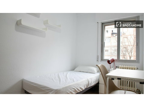 Alcorcón, Madrid'de 3 yatak odalı dairede kiralık oda - Kiralık