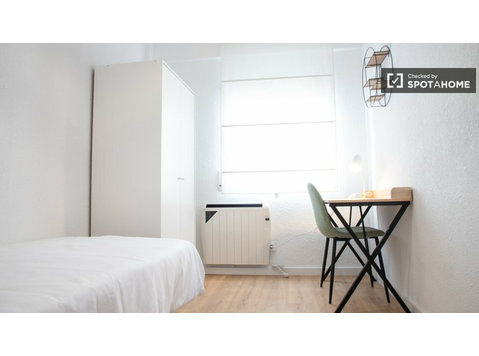 Alcorcón, Madrid'de 3 yatak odalı dairede kiralık oda - Kiralık