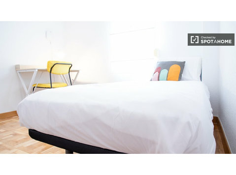 Amposta, Madrid'de 3 yatak odalı dairede kiralık oda - Kiralık