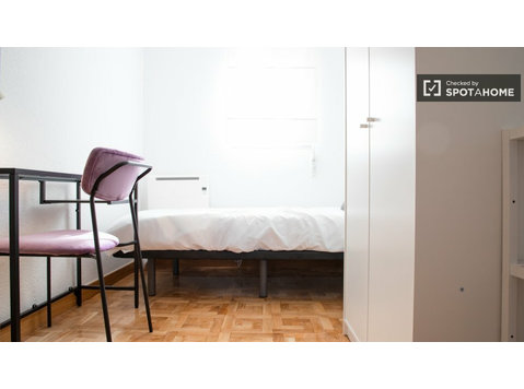 Amposta, Madrid'de 3 yatak odalı dairede kiralık oda - Kiralık