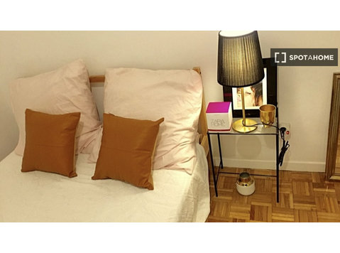 Room for rent in 3-bedroom apartment in Chamartín, Madrid - Til leje