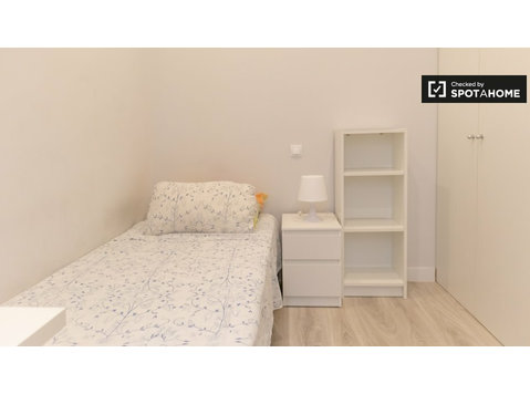 Room for rent in 3-bedroom apartment in Chamberí, Madrid - Cho thuê