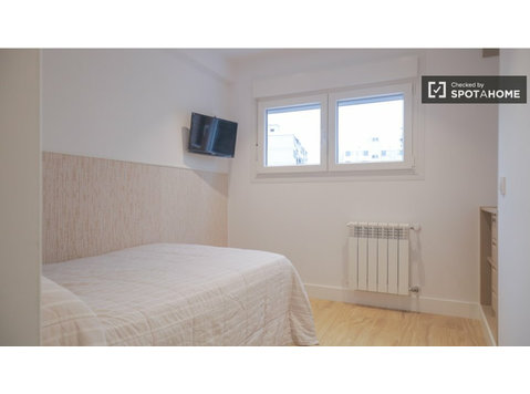Colonia Jardí Madrid'de 3 yatak odalı dairede kiralık oda - Kiralık