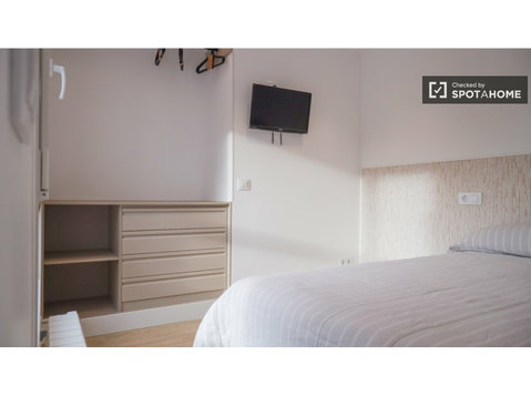 Room for rent in 3-bedroom apartment in Colonia Jardí Madrid - Na prenájom