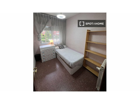 Coslada, Madrid'de 3 yatak odalı dairede kiralık oda - Kiralık