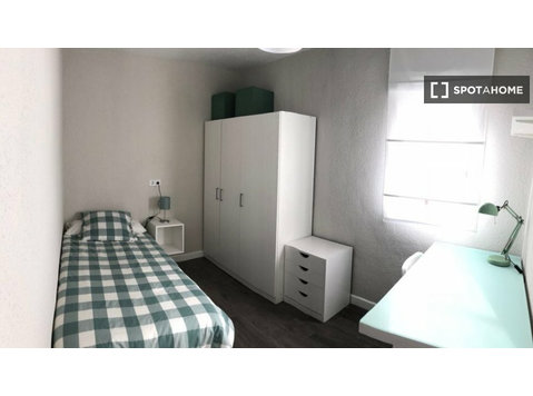 Room for rent in 3-bedroom apartment in Getafe, Madrid - Til leje