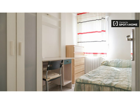 Chambre à louer dans un appartement de 3 chambres à Getafe,… - À louer