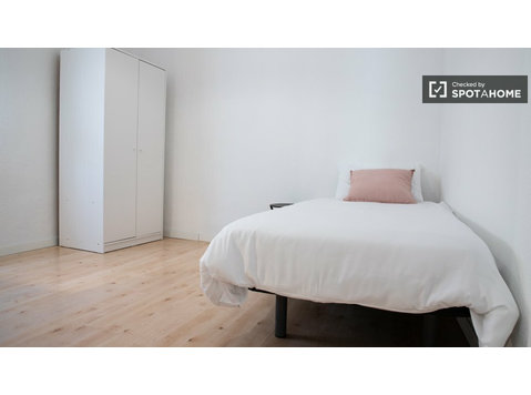 Habitación en alquiler en apartamento de 3 dormitorios en… - Alquiler