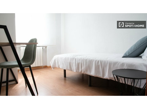 Room for rent in 3-bedroom apartment in Getafe, Madrid - K pronájmu