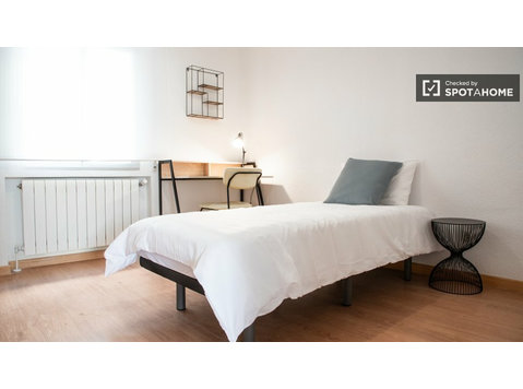 Room for rent in 3-bedroom apartment in Getafe, Madrid - เพื่อให้เช่า
