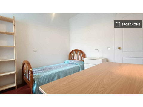 Room for rent in 3-bedroom apartment in Getafe, Madrid - Под наем