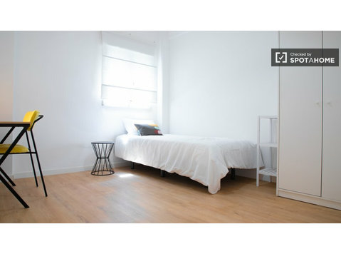 Getafe, Madrid'teki 3 yatak odalı dairedeki kira odası - Kiralık