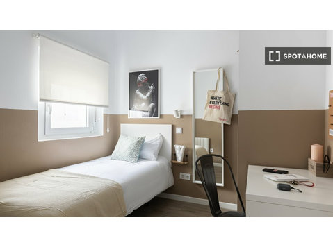 Getafe, Madrid'teki 3 yatak odalı dairedeki kira odası - Kiralık