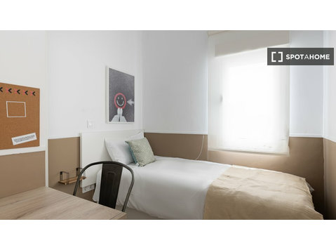 Camera in affitto in appartamento con 3 camere da letto a… - In Affitto