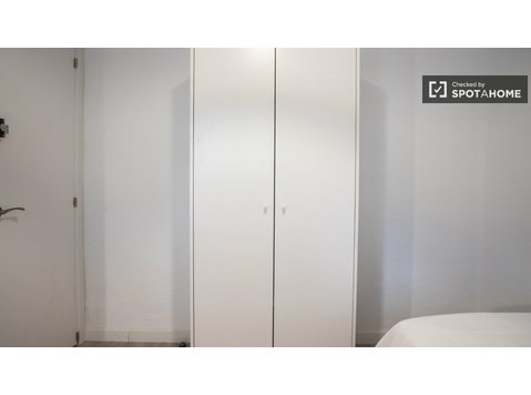 Pokój do wynajęcia w 3-pokojowym mieszkaniu w Latinie w… - Do wynajęcia