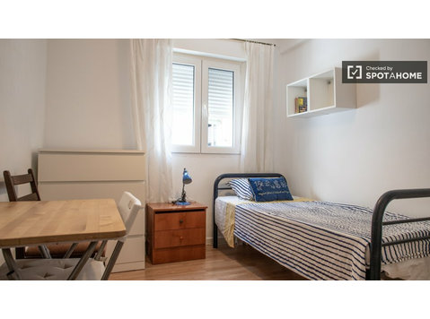 Room for rent in 3-bedroom apartment in Latina, Madrid - برای اجاره