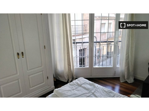 Pokój do wynajęcia w 3-pokojowym mieszkaniu w Leganés w… - Do wynajęcia