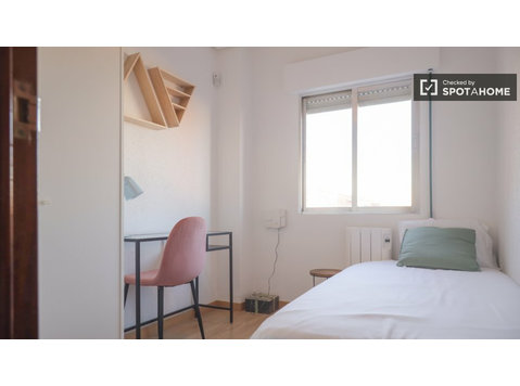 Leganés, Madrid'de 3 yatak odalı dairede kiralık oda - Kiralık