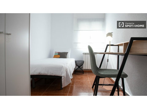 Pokój do wynajęcia w 3-pokojowym mieszkaniu w Leganés w… - Do wynajęcia