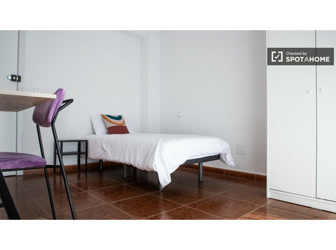 Alugo quarto em apartamento de 3 quartos em Leganés, Madrid - Aluguel