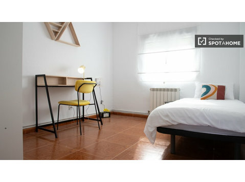 Alugo quarto em apartamento de 3 quartos em Leganés, Madrid - Aluguel