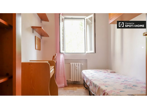 Room for rent in 3-bedroom apartment in Lucero, Madrid - Под наем