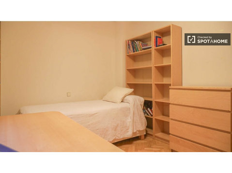 Room for rent in 3-bedroom apartment in Madrid - 空室あり