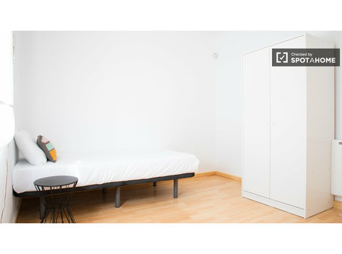 Room for rent in 3-bedroom apartment in Madrid - Kiadó