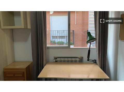 Room for rent in 3-bedroom apartment in Madrid - Na prenájom