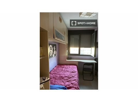 Room for rent in 3-bedroom apartment in Madrid - เพื่อให้เช่า