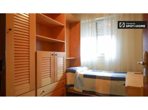 Room for rent in 3-bedroom apartment in Madrid, Madrid - For Rent