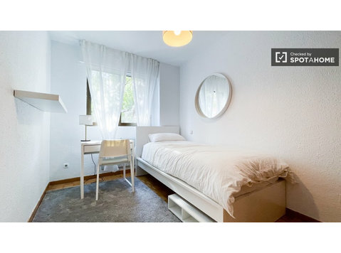 Room for rent in 3-bedroom apartment in Moratalaz, Madrid - Til Leie