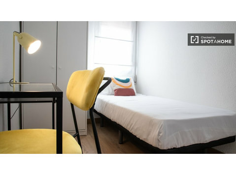 Aluga-se quarto em apartamento de 3 quartos em Numancia,… - Aluguel