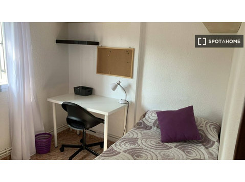 Opañel, Madrid'de 3 yatak odalı dairede kiralık oda - Kiralık
