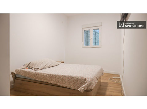 Simancas, Madrid'de 3 yatak odalı dairede kiralık oda - Kiralık