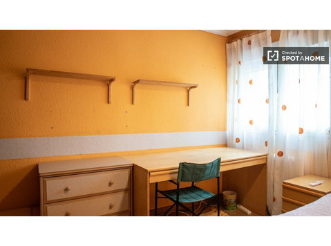 Room for rent in 3-bedroom apartment in Usera, Madrid - برای اجاره