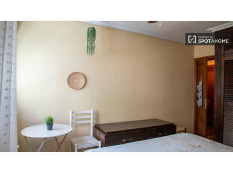 Chambre à louer dans un appartement de 3 chambres à Usera,… - À louer