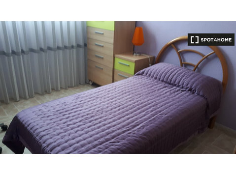 Pokój do wynajęcia w 3-pokojowym mieszkaniu w Usera, Madryt - Do wynajęcia