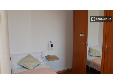 Pokój do wynajęcia w 3-pokojowym mieszkaniu w Usera, Madryt - Do wynajęcia