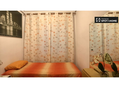 Room for rent in 3-bedroom apartment in Valdezarza - For Rent