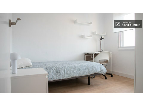 Room for rent in 3-bedroom apartment in Vallecas, Madrid - Te Huur