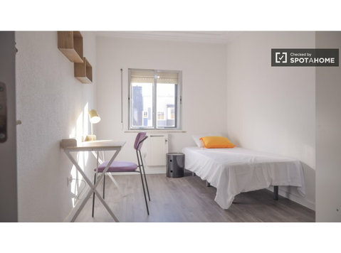 Quarto para alugar em apartamento de 3 quartos em… - Aluguel