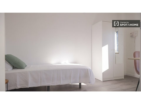 Room for rent in 3-bedroom apartment in Villaverde, Madrid - K pronájmu